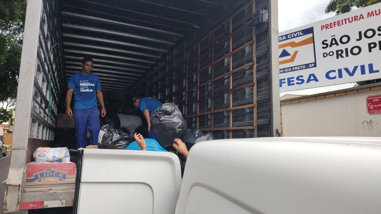 Defesa Civil de Rio Preto reforça doações por água e alimentos às vítimas no Litoral Norte