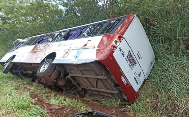 Ônibus que transportava a equipe do Weilers de Rio Preto tomba em rodovia no interior de SP
