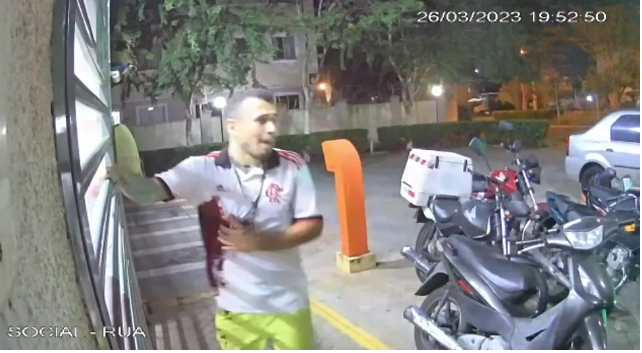 Câmera flagra jovem baleado pedindo socorro em portaria; rapaz de 20 anos morreu