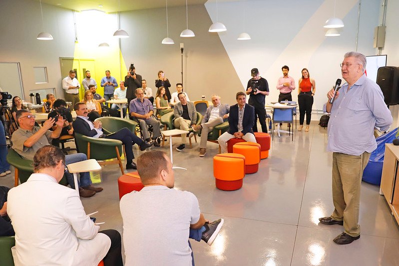Apeti inaugura centro de capacitação e lança programa para jovens