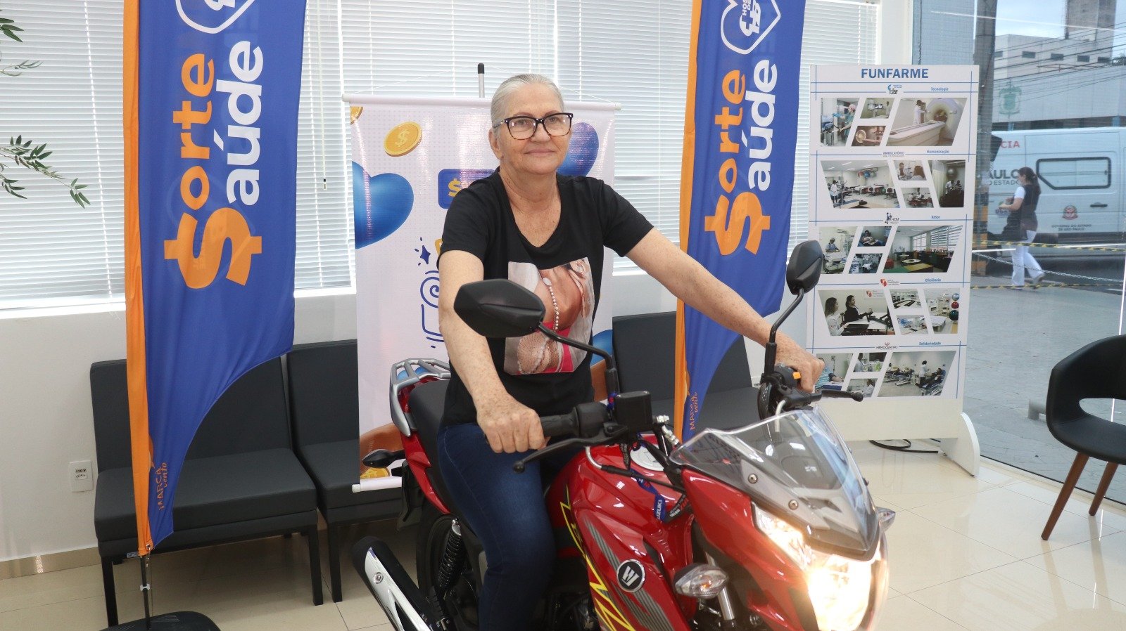 Vendedora de bananas, paciente do HB há 34 anos, ganha moto zero no Sorte Saúde