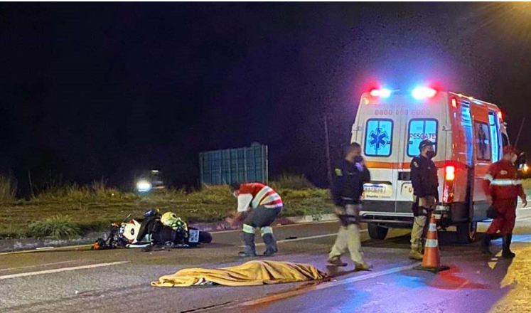 Motociclista morre após ser atingido por caminhonete na BR-153