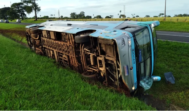 Ônibus tomba na rodovia Washington Luís e deixa mais de 10 feridos em Uchoa