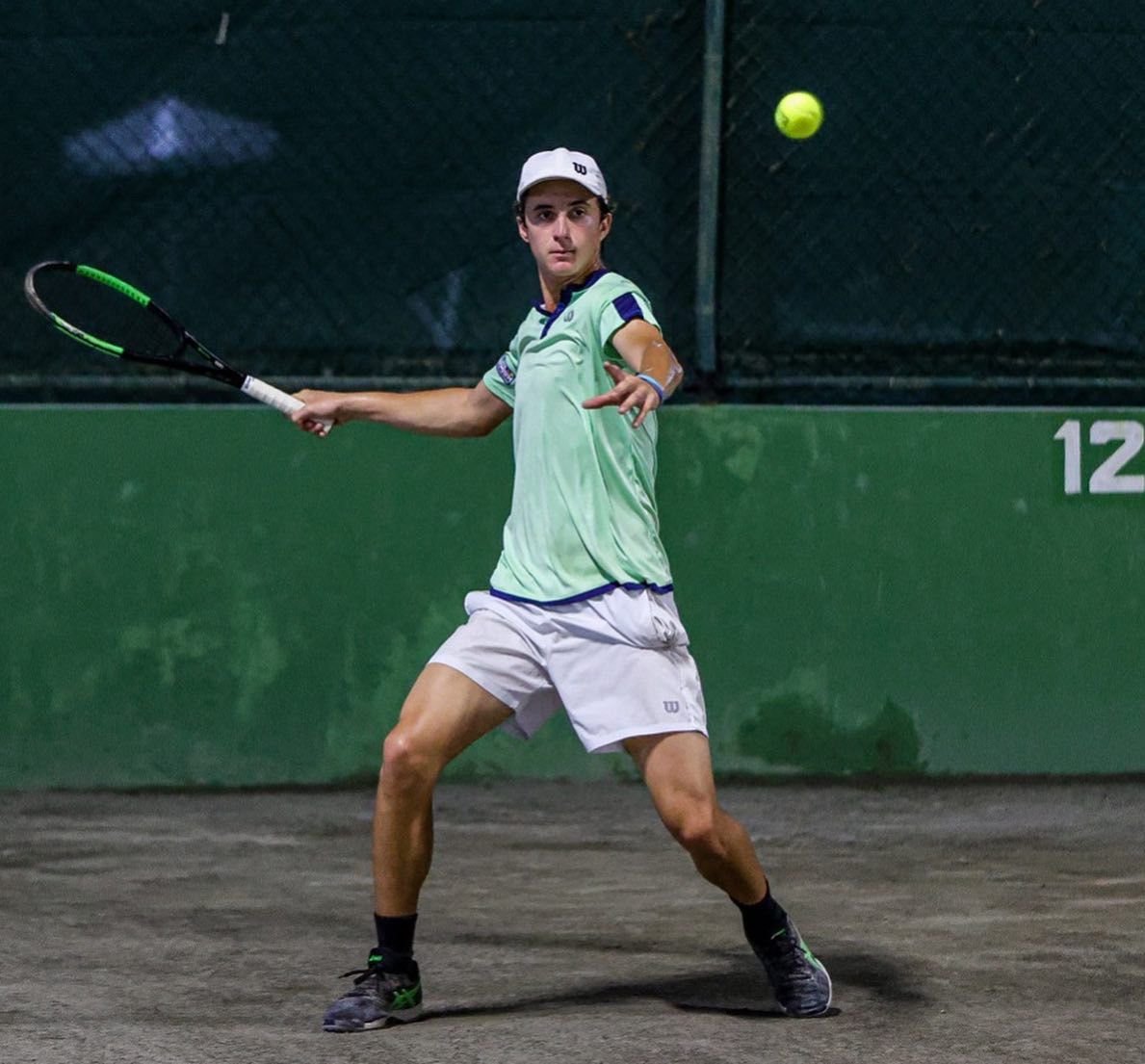 Tenista de Olímpia está nas quartas de final em torneio na Bolívia