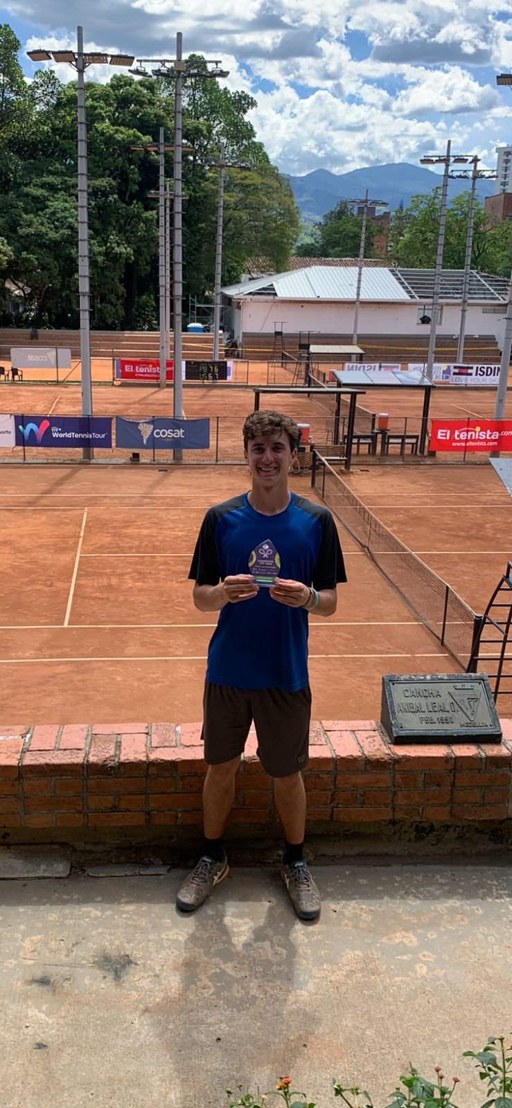 Tenista de Olímpia é campeão em torneio de tênis na Colômbia