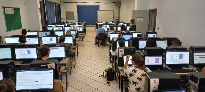 Mais de 440 estudantes fazem provas no polo da Univesp em Rio Preto