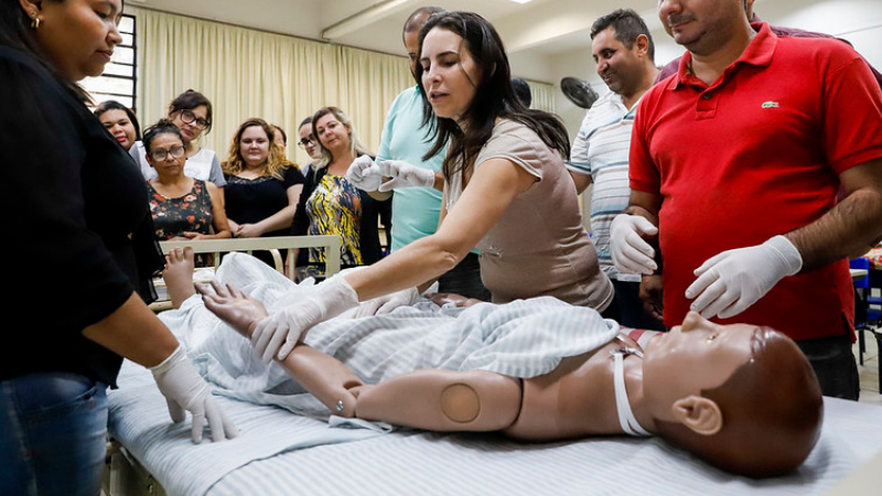 Prefeitura de Rio Preto em parceria com a Etec abrem inscrições para curso gratuito de cuidador de idoso
