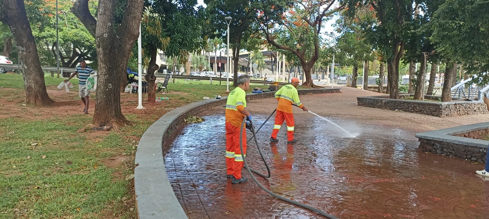 Emurb realiza ação com pessoas em situação de rua no Vertedouro da Represa