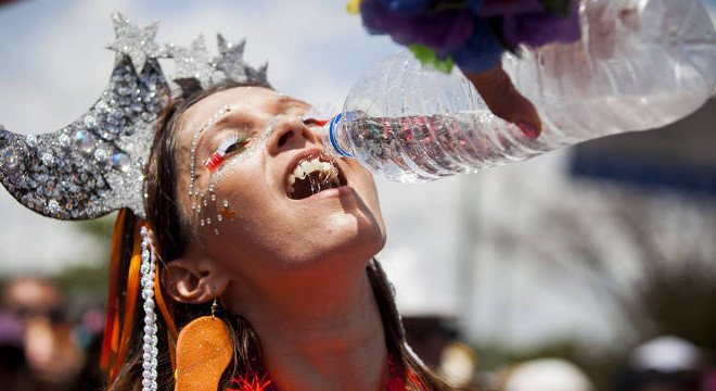Comer bem e hidratar-se são fundamentais para curtir o Carnaval