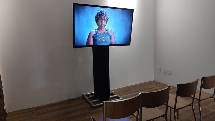 Exposição no Plaza com fotos e vídeos retratam a luta de pessoas contra o câncer