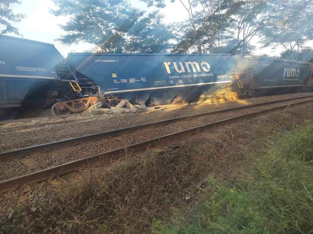 Trem descarrila em trecho urbano de Catanduva