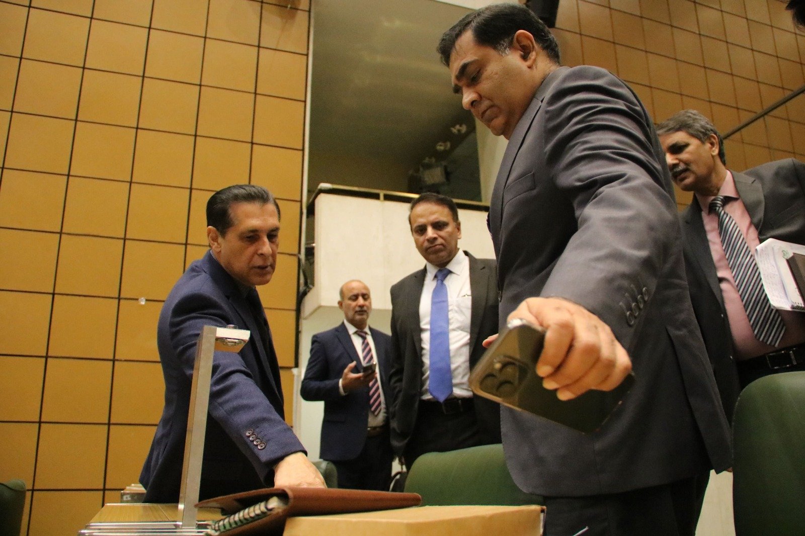 Deputado Sebastião Santos recebe na Alesp a visita de autoridades do Paquistão