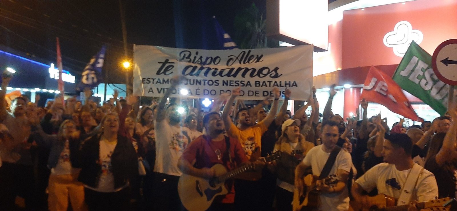 Fiéis da Cabana Church se reúnem em frente a hospital para orar em favor do bispo Alex Pontes
