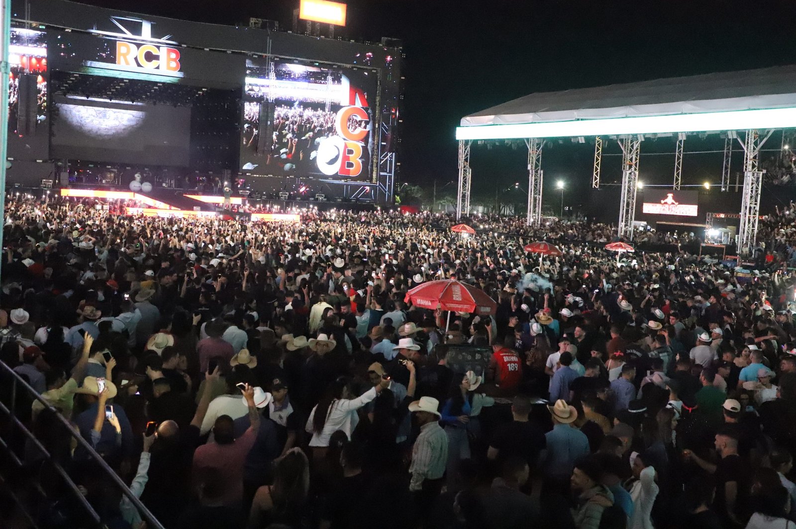 Country Bulls termina com noite solidária e show de montarias em touros
