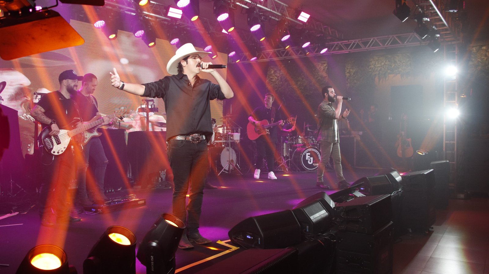 Shows solidários de Bruno & Marrone e Fiduma e Jeca reúnem 600 pessoas em Rio Preto