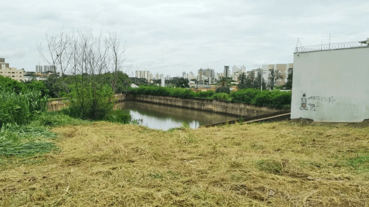 Após reclamações, Prefeitura de Rio Preto faz a limpeza em piscinão