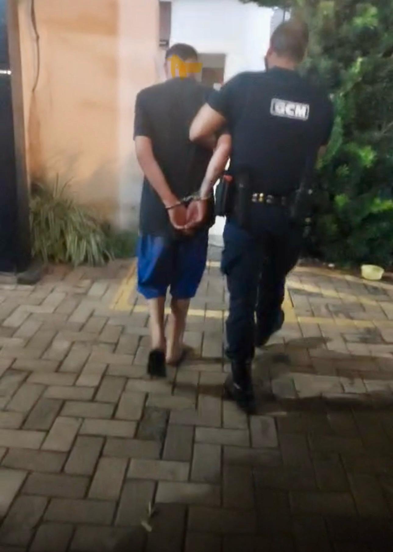 Homem é preso por agredir companheira com socos no rosto na frente dos filhos