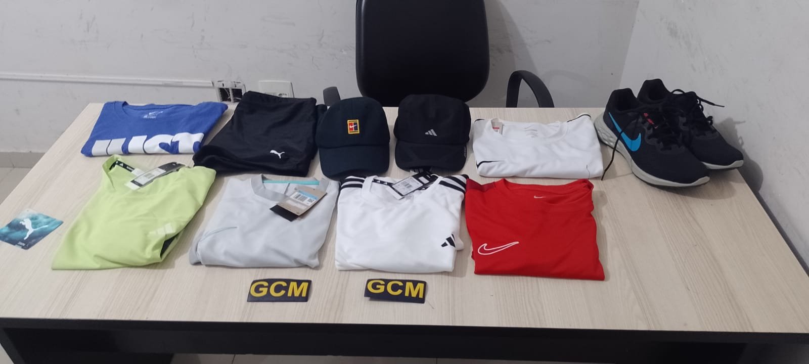 Jovem é preso após furtar roupas em loja e tentar trocá-las por outras em unidade da mesma rede