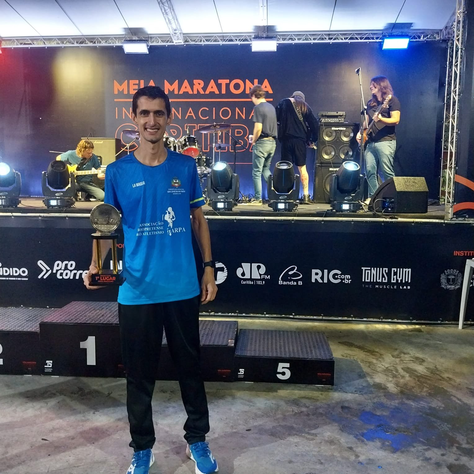 Rio-pretense vence a Meia Maratona Internacional de Curitiba