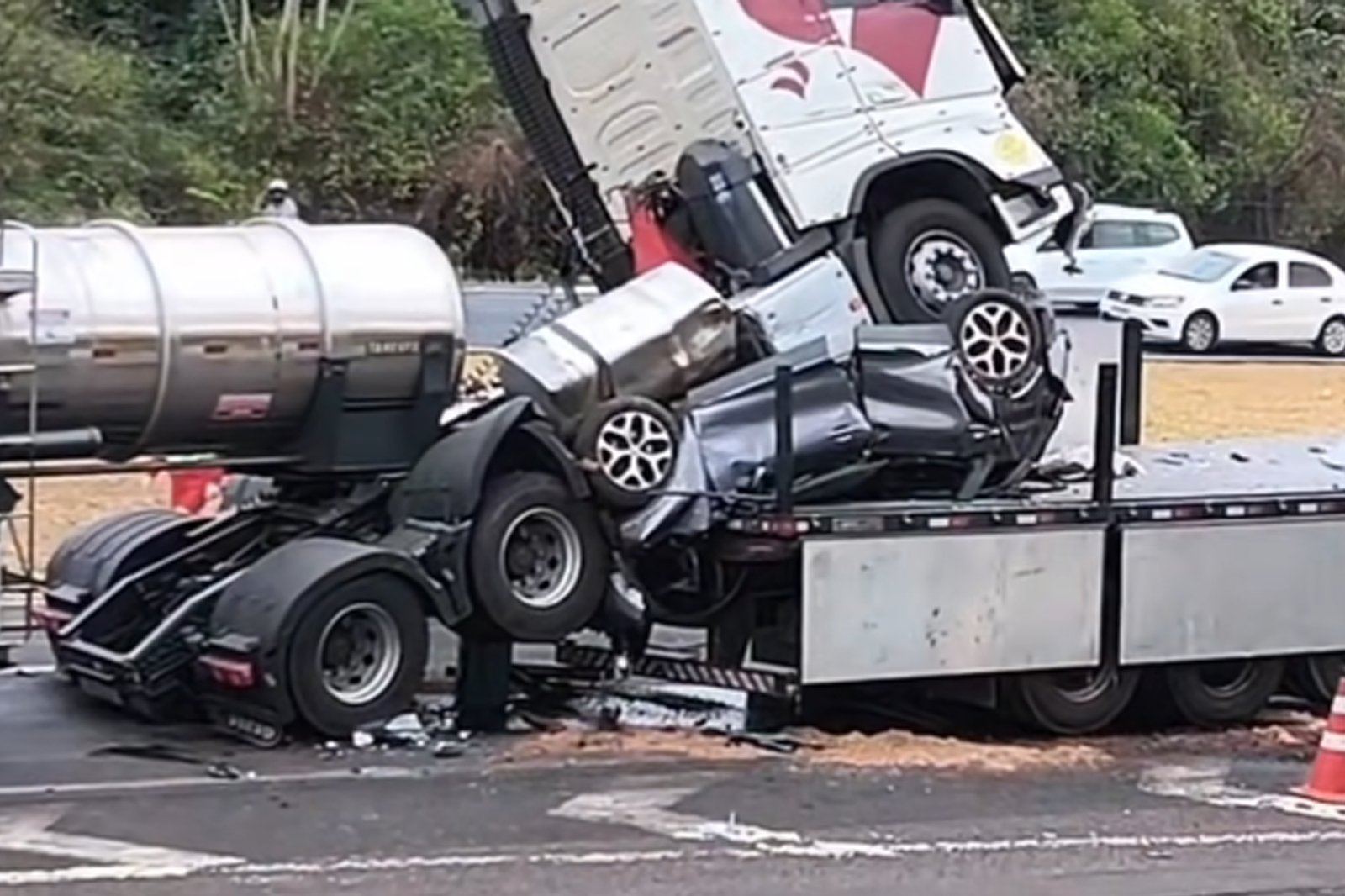 Engavetamento de quatro veículos mata motorista esmagado na Washington Luís (SP-310)