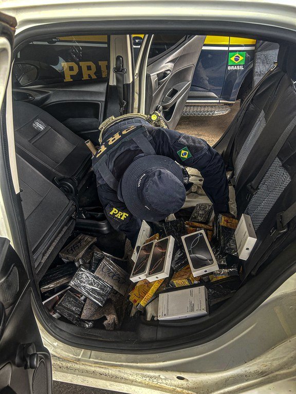 PRF flagra fundo falso em veículo com R$ 350 mil em remédios contrabandeados na BR-153
