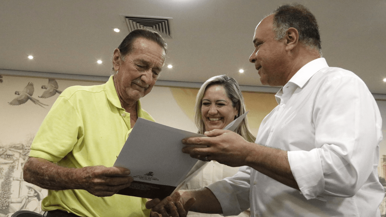 Coronel Fábio Candido entrega matrículas para moradores do São Miguel Arcanjo 2