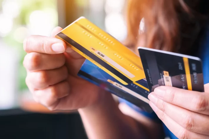 Pagamentos com cartões movimentam R$ 2,2 tri no 1º semestre, informa Abecs