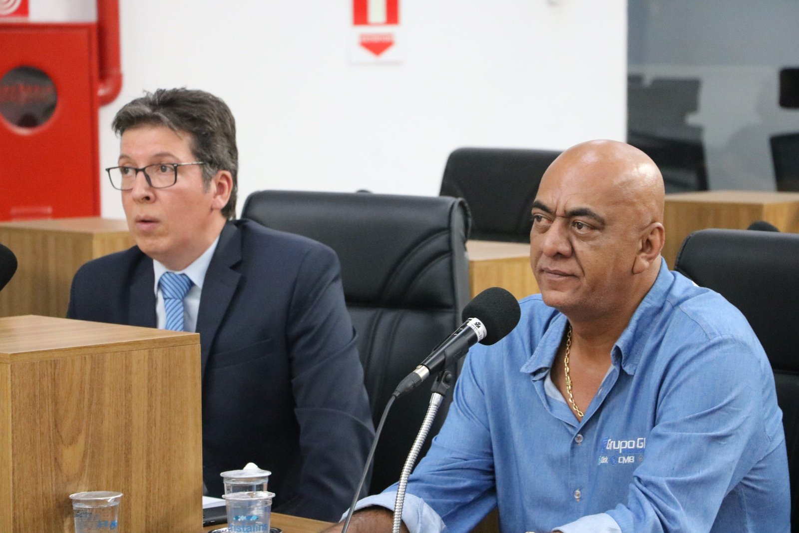 Empresário entrega documentos para membros da CPI das Terceirizadas