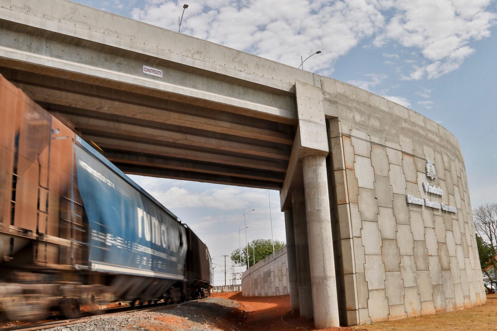 Coronel Fábio entrega viaduto e passarela no Jardim Conceição