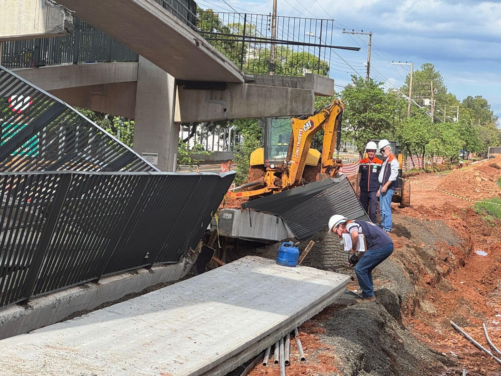 MP pede arquivamento de inquérito sobre queda de parte de passarela que feriu trabalhadores em Rio Preto