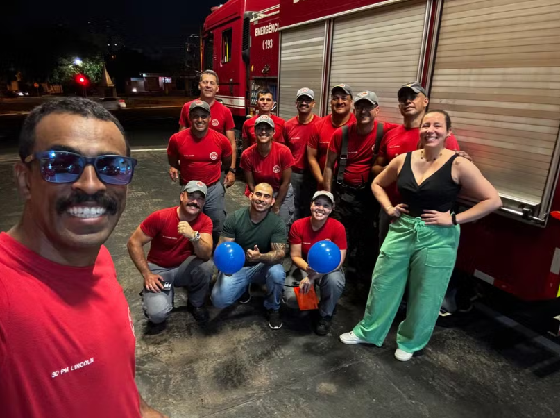 Bombeiro daltônico passa a enxergar cores após ganhar óculos especiais dos colegas