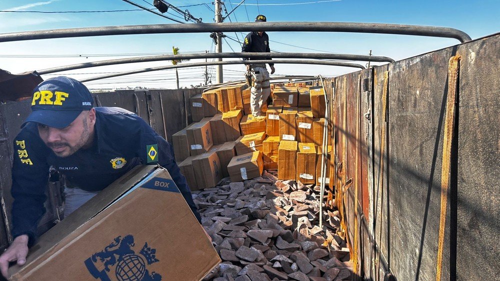 Carreta com mais de 138 mil maços de cigarro contrabandeados do Paraguai é apreendida na BR-153