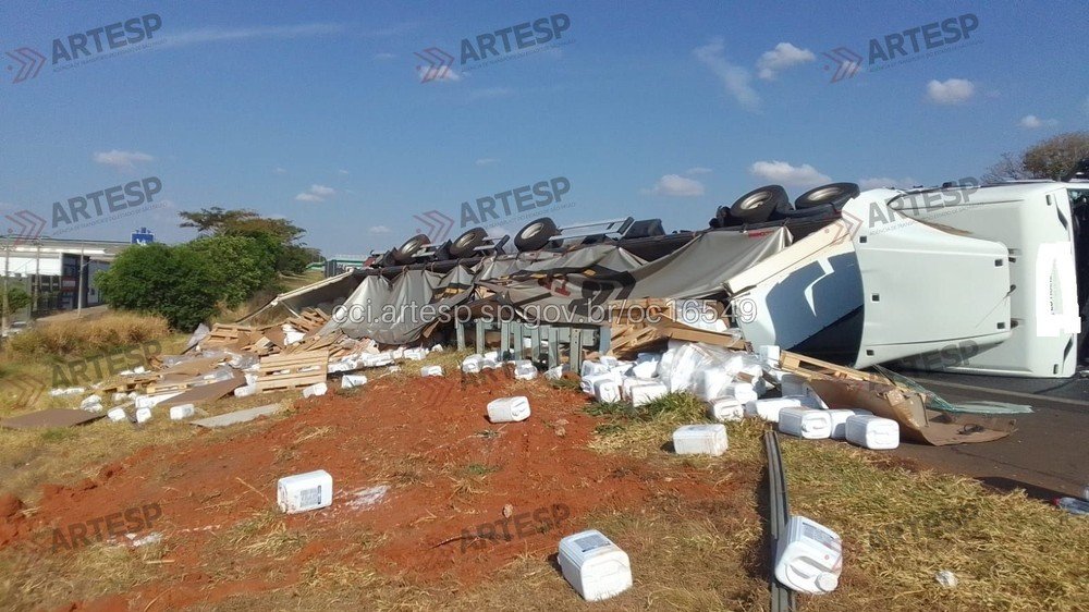 Carreta com produto químico tomba e interdita rodovia em Mirassol