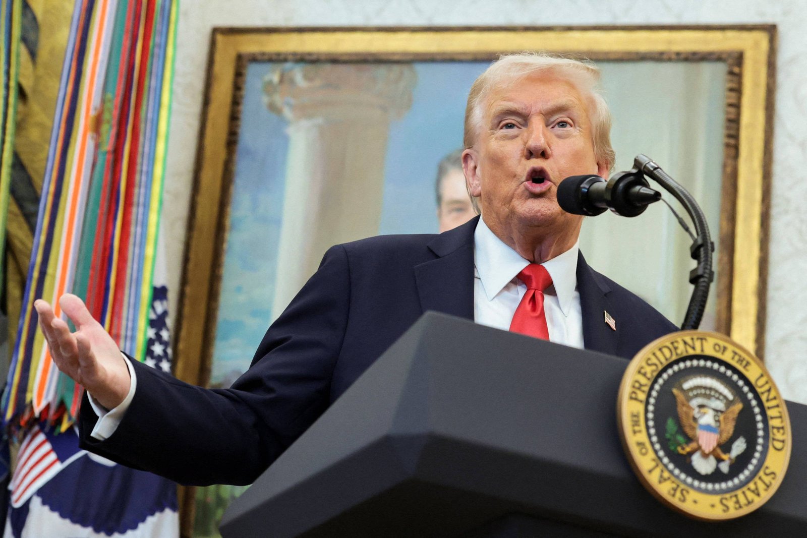 Trump Recua de Tarifa de 100% à China, Aponta Impasse Comercial