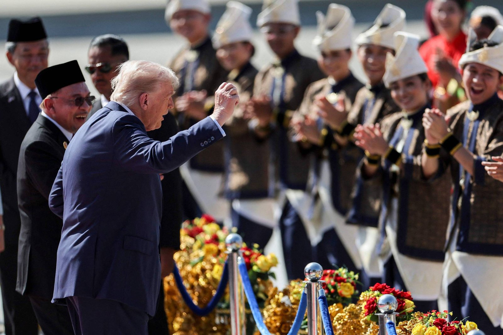 Trump na Malásia: Encontro com Lula e Dança Inusitada no Aeroporto