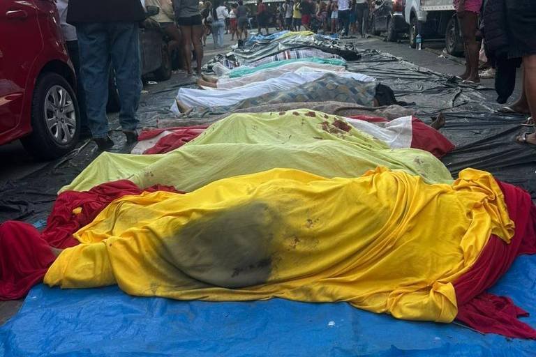 Ao menos 20 corpos são levados para praça da Penha, no Rio