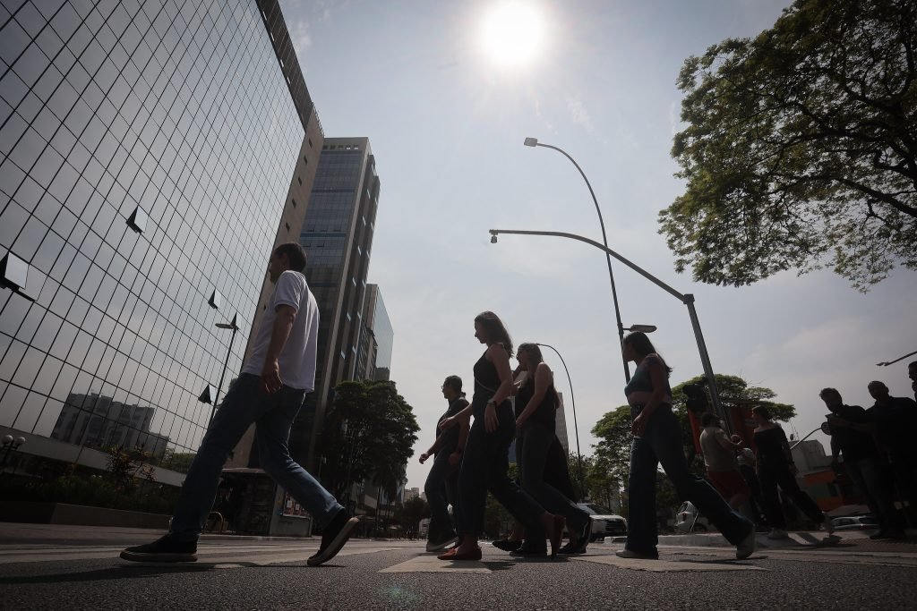 Calor e Chuvas Isoladas: Sexta-feira Abafada em São Paulo