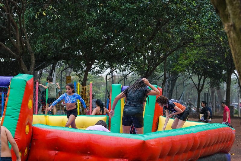 Mesmo debaixo de chuva, Cidade da Criança reúne milhares de famílias neste domingo