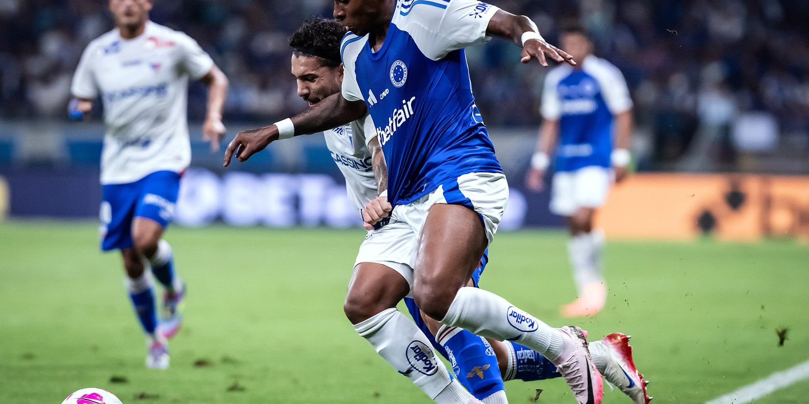 Cruzeiro Cola nos Líderes do Brasileirão Após Vitória no Mineirão
