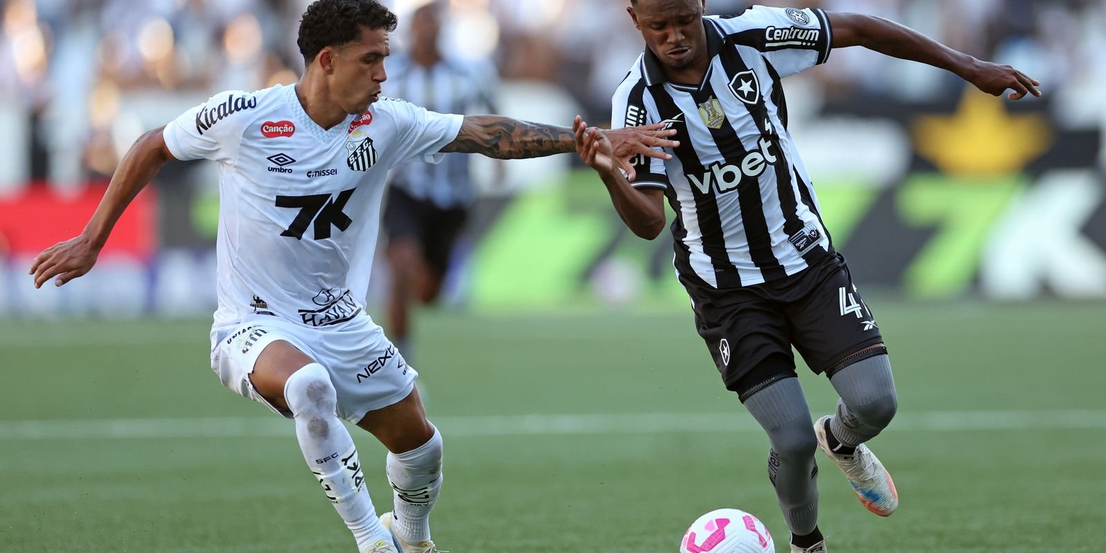 Botafogo Sai na Frente Duas Vezes, Mas Cede Empate ao Santos em Casa