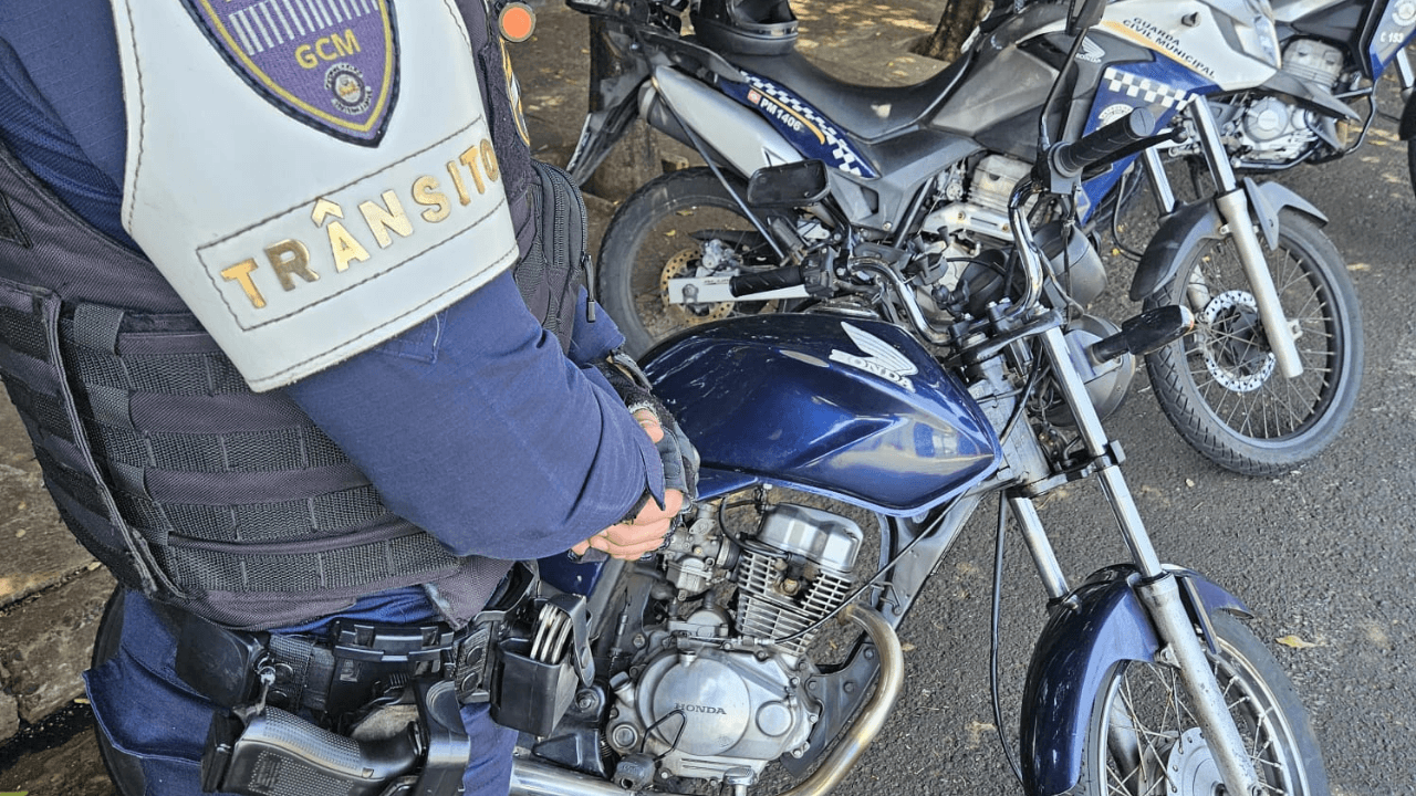 Dois motociclistas com CNH suspensa são detidos pela GCM em Rio Preto