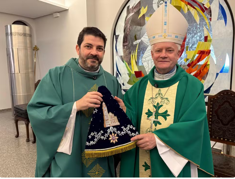 Artesão entrega imagem de Nossa Senhora Aparecida restaurada