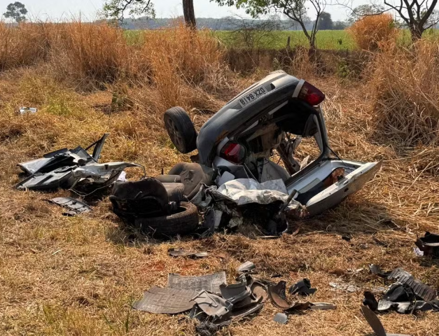 Casal morre ao bater carro em van em Buritama