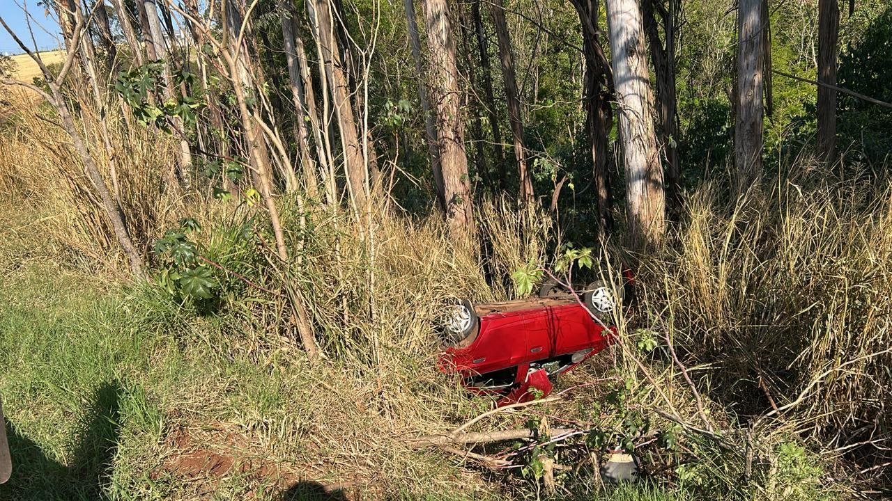 Jovem sobrevive após carro capotar seis vezes em barranco na PR-444
