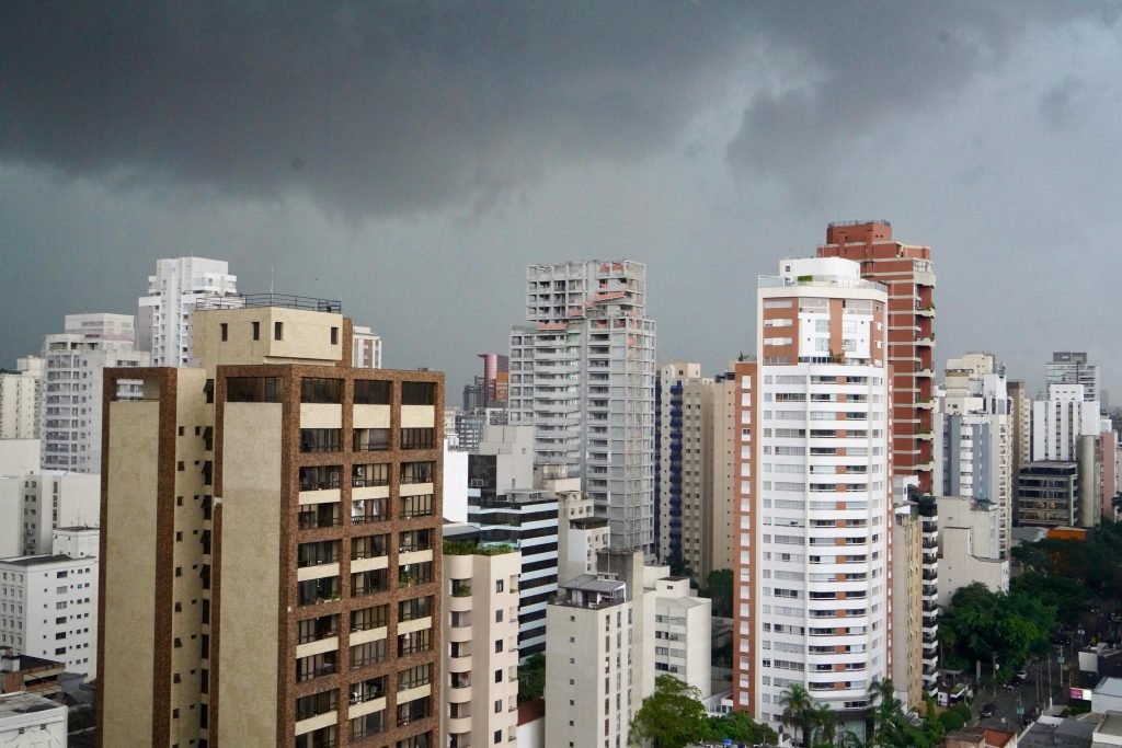 Tempo Firme em SP na Sexta-Feira (24); Vento Forte à Tarde
