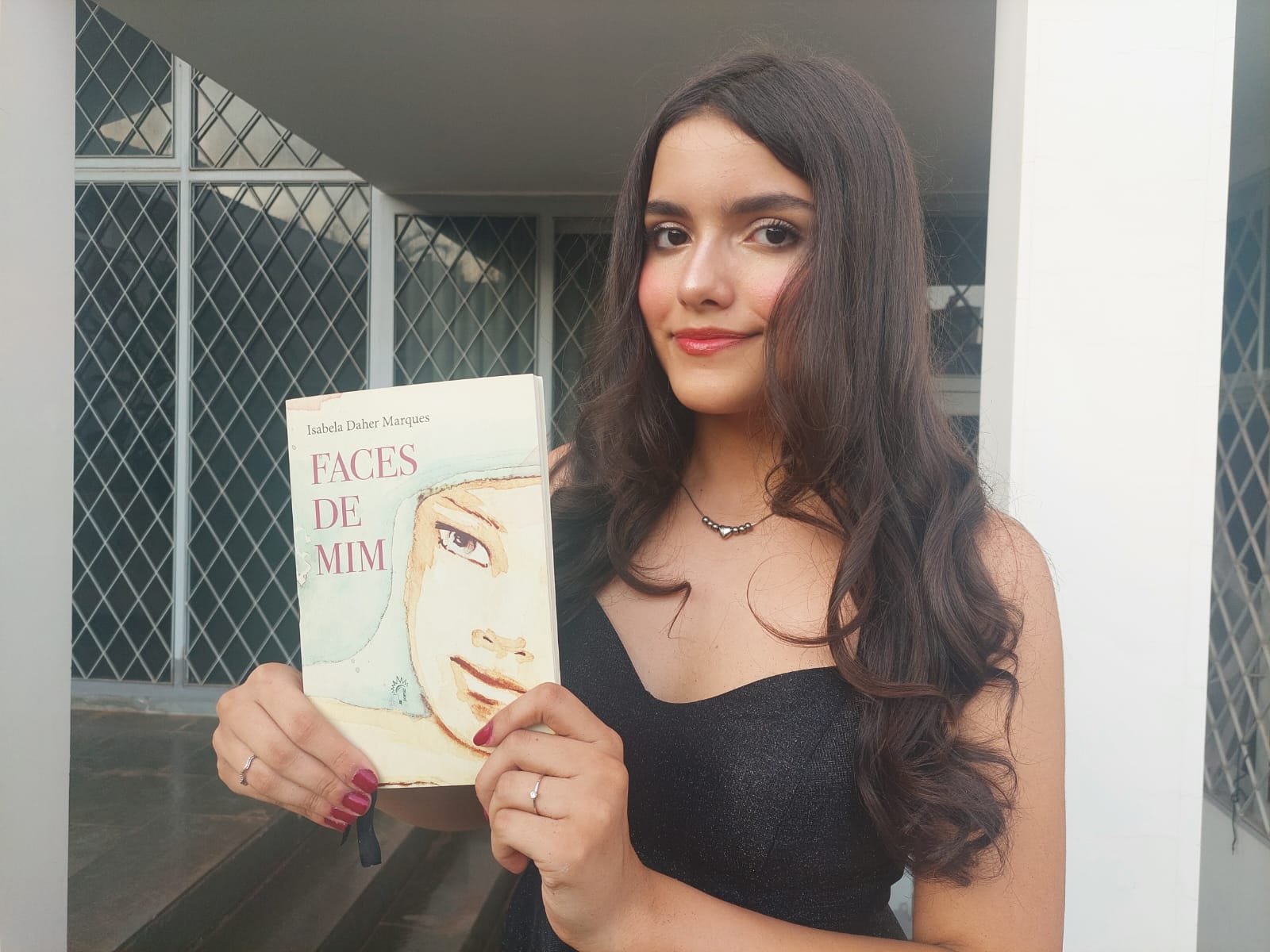  Jovem escritora Isabela Daher Marques lança neste sábado a obra “Faces de Mim” no Riopreto Shopping
