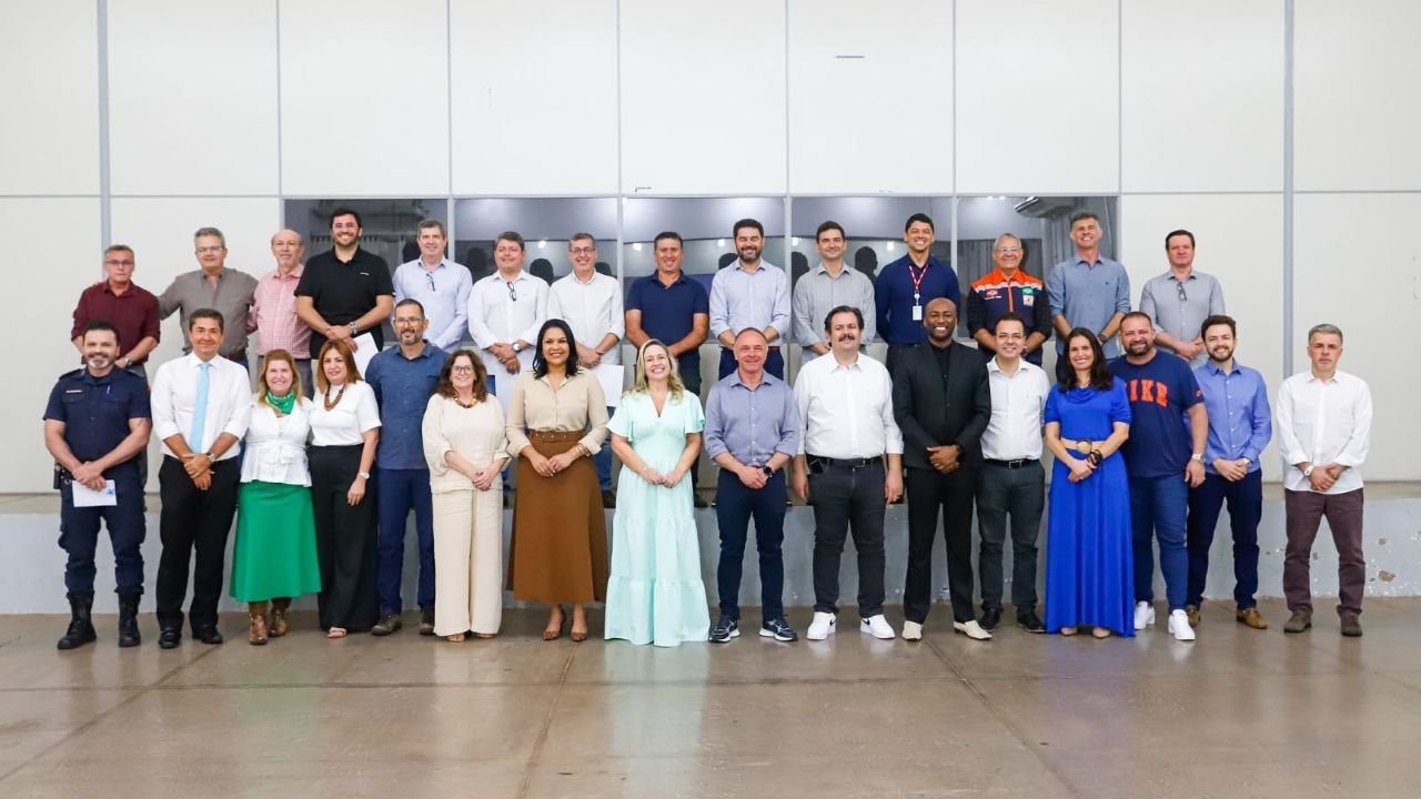 Após 10 meses de gestão, prefeito Fábio Candido reúne secretariado na Swift