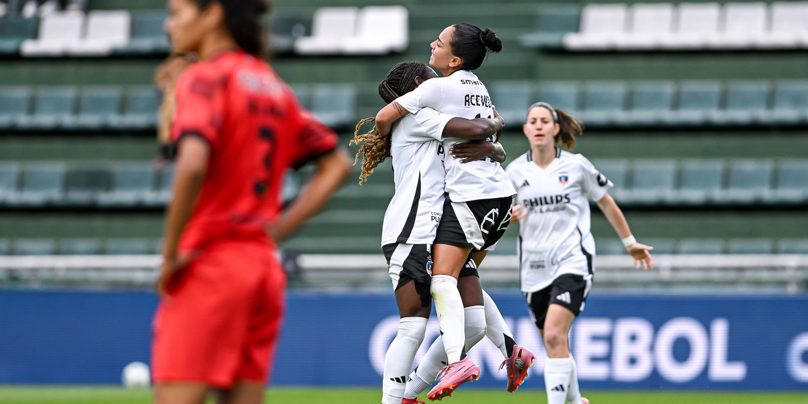 TÍTULO: Colo Colo avança na Libertadores Feminina com técnica brasileira e Corinthians também