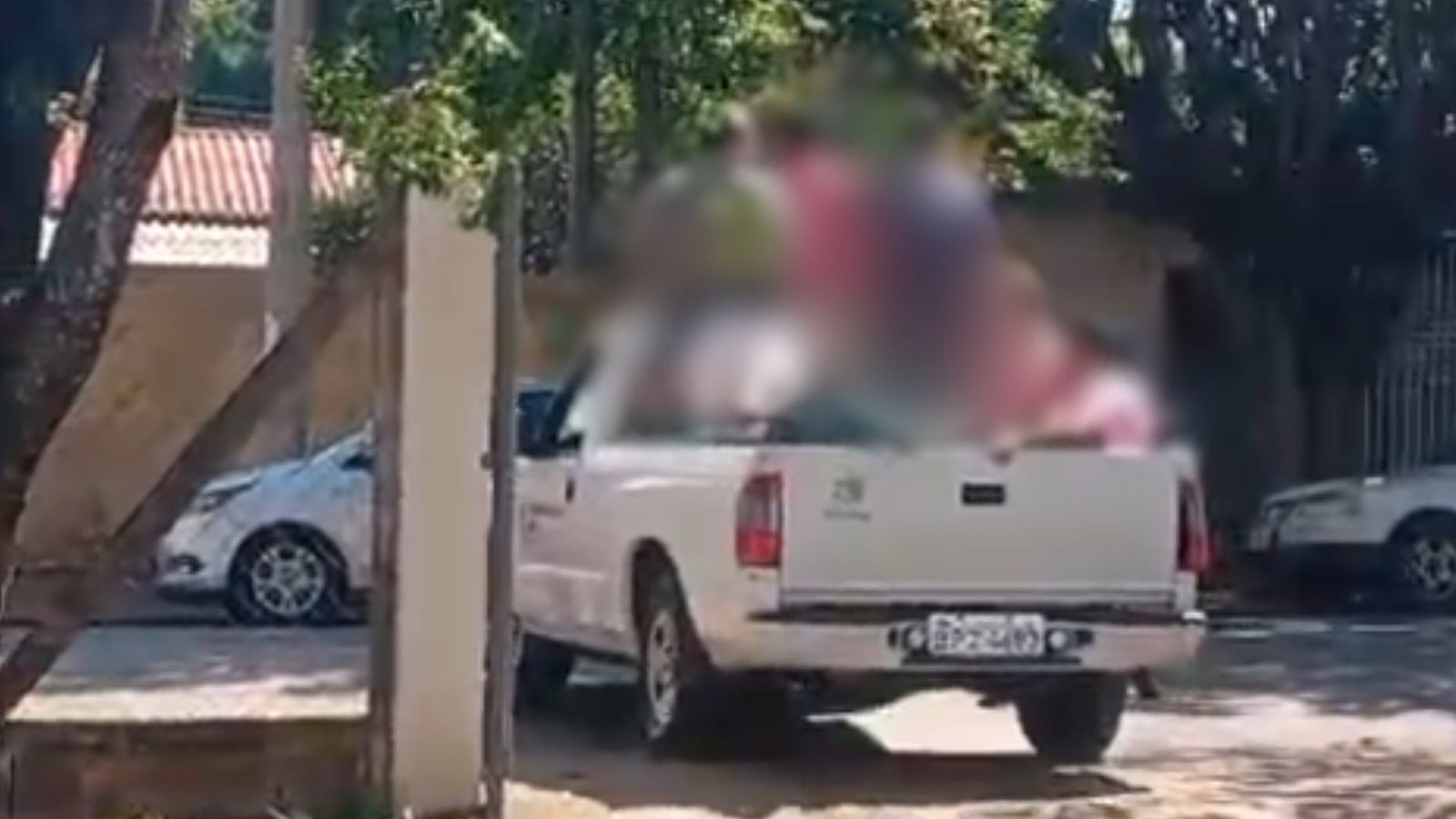 Flagrante em Araçatuba: Agentes de Saúde Transportados em Caçamba de Caminhonete
