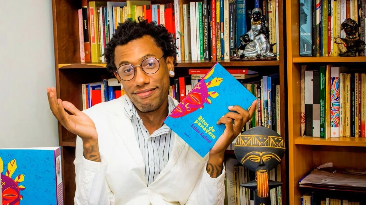 Biblioteca recebe o escritor Fábio Kabral pelo projeto “Viagem Literária”